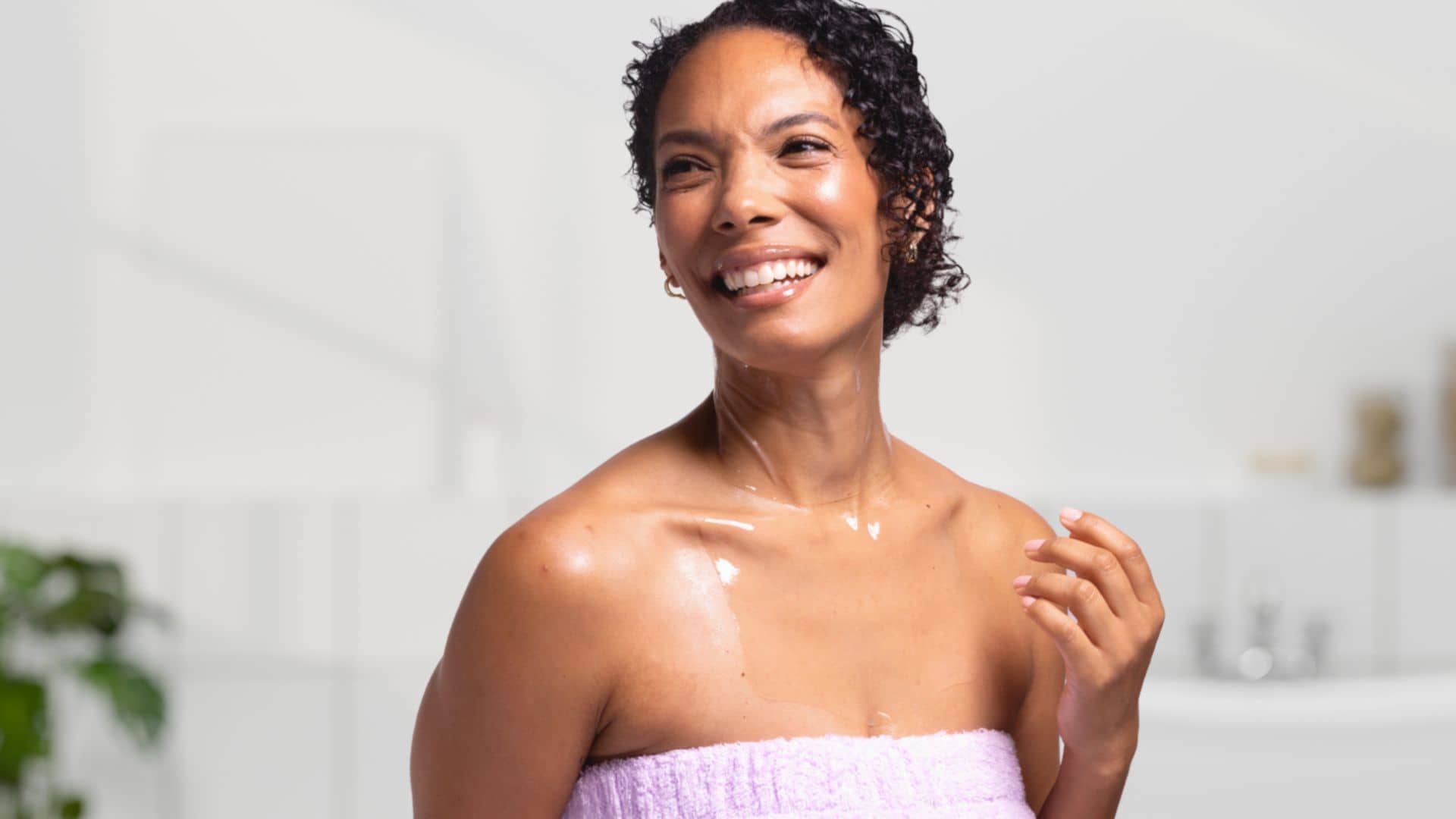 firm believer smoothing firming neck and chest mask in use