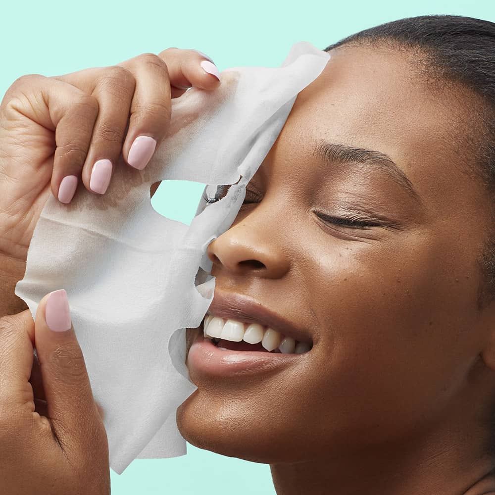 Woman removing the hydrate flashmasque in 5 minutes with hydrated and glowing skin